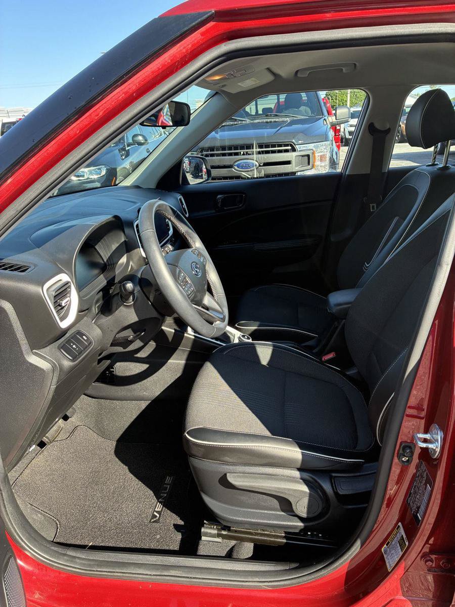 Used 2023 Hyundai Venue Limited w/ Cargo Package FWD image 13