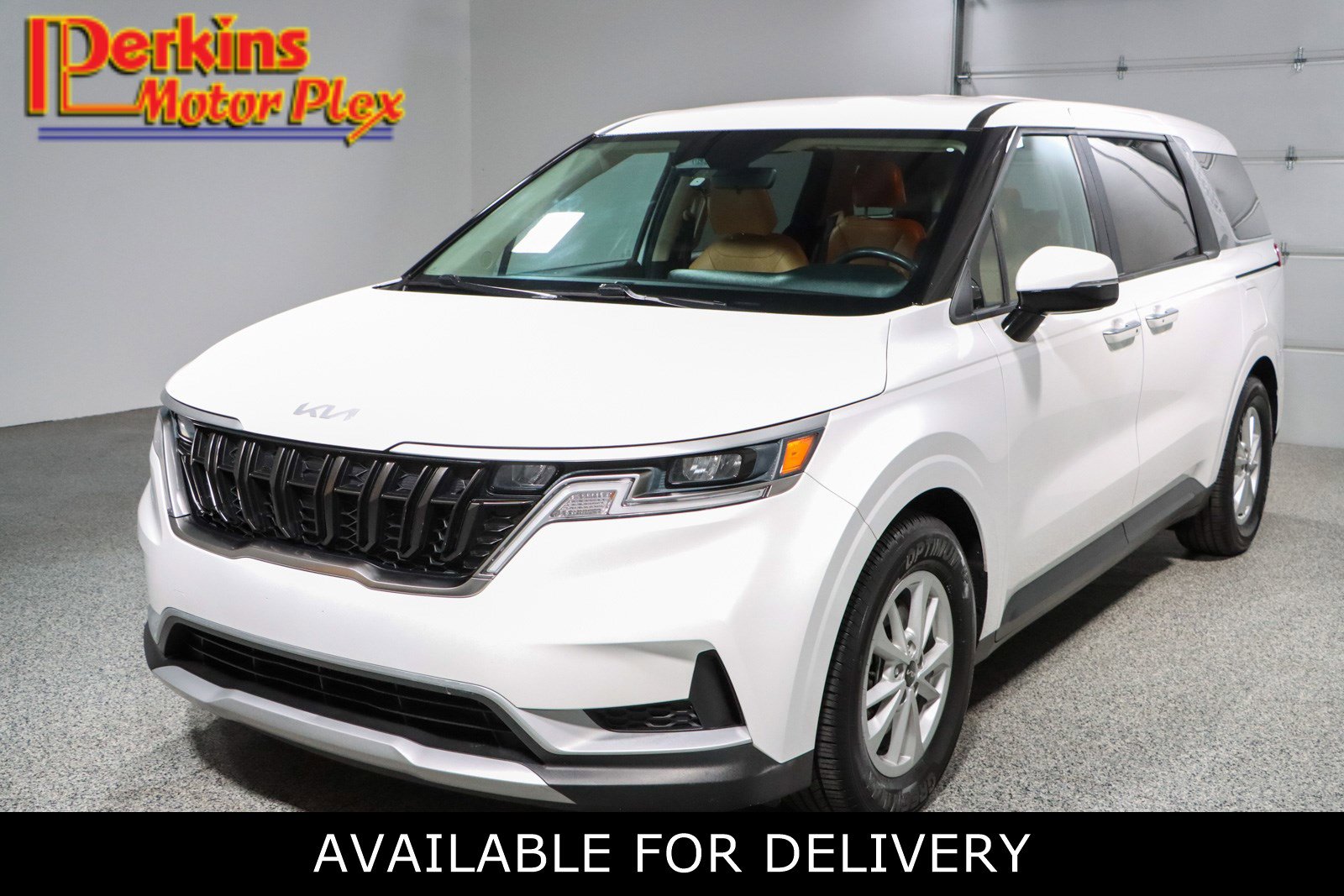 Used 2024 Kia Carnival LX FWD image 1