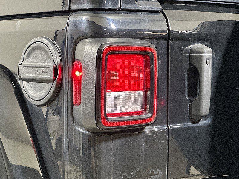 Used 2022 Jeep Wrangler Unlimited Sahara image 24