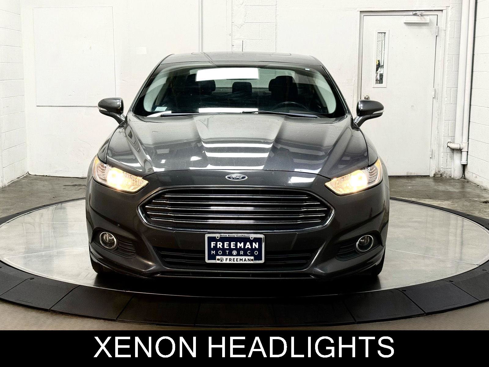 Used 2016 Ford Fusion SE FWD image 2