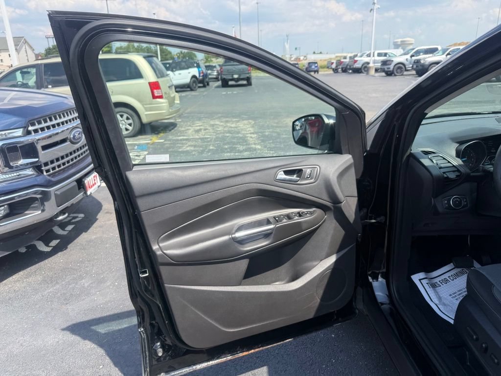 Used 2018 Ford Escape SE w/ SE Sync 3 Package FWD image 16