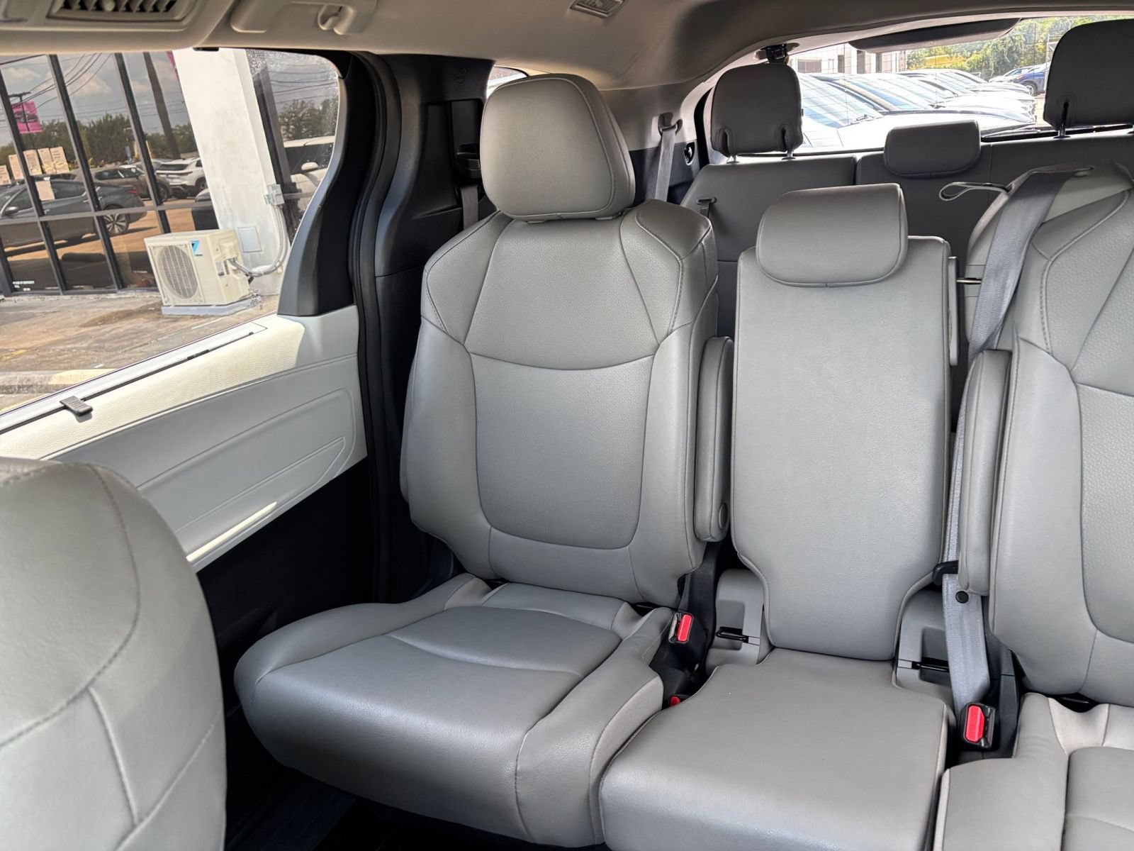 Used 2025 Toyota Sienna XLE FWD image 41