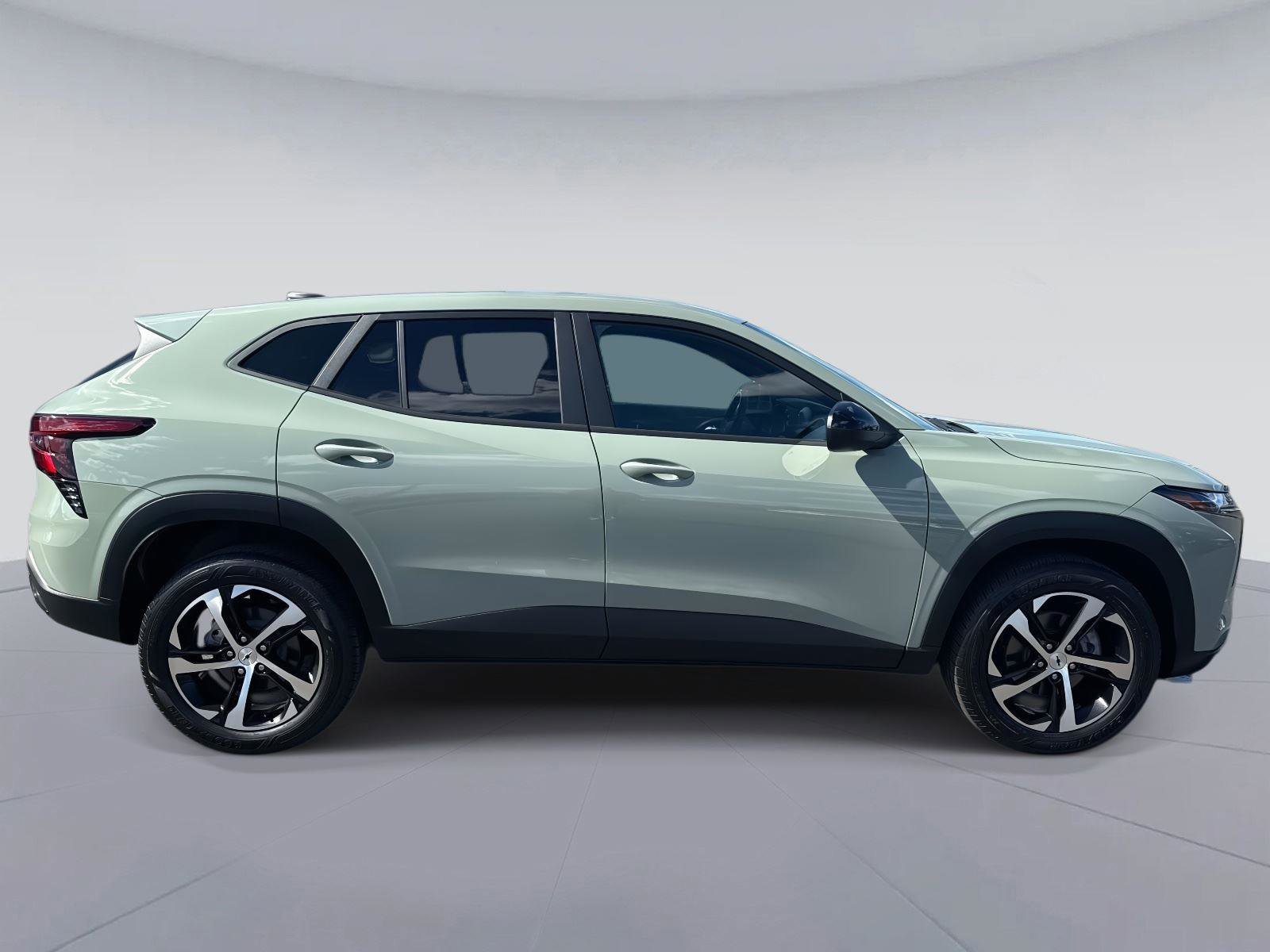 Used 2024 Chevrolet Trax RS w/ Driver Confidence Package image 2