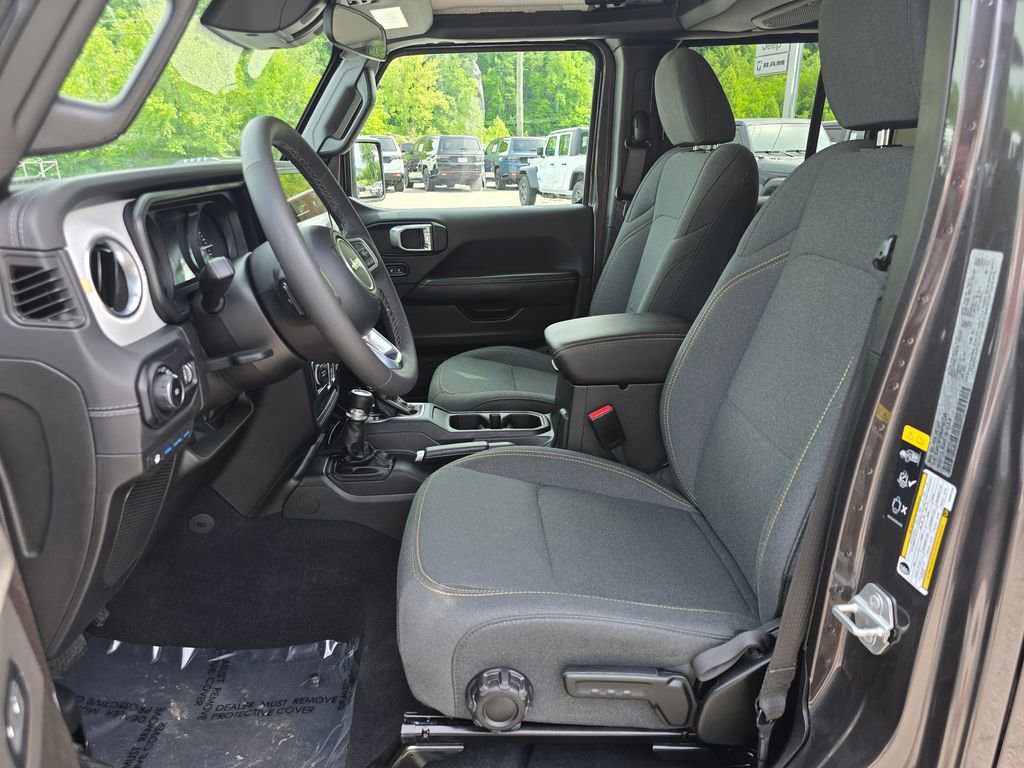 Used 2025 Jeep Wrangler Unlimited Sahara AWD/4WD image 4