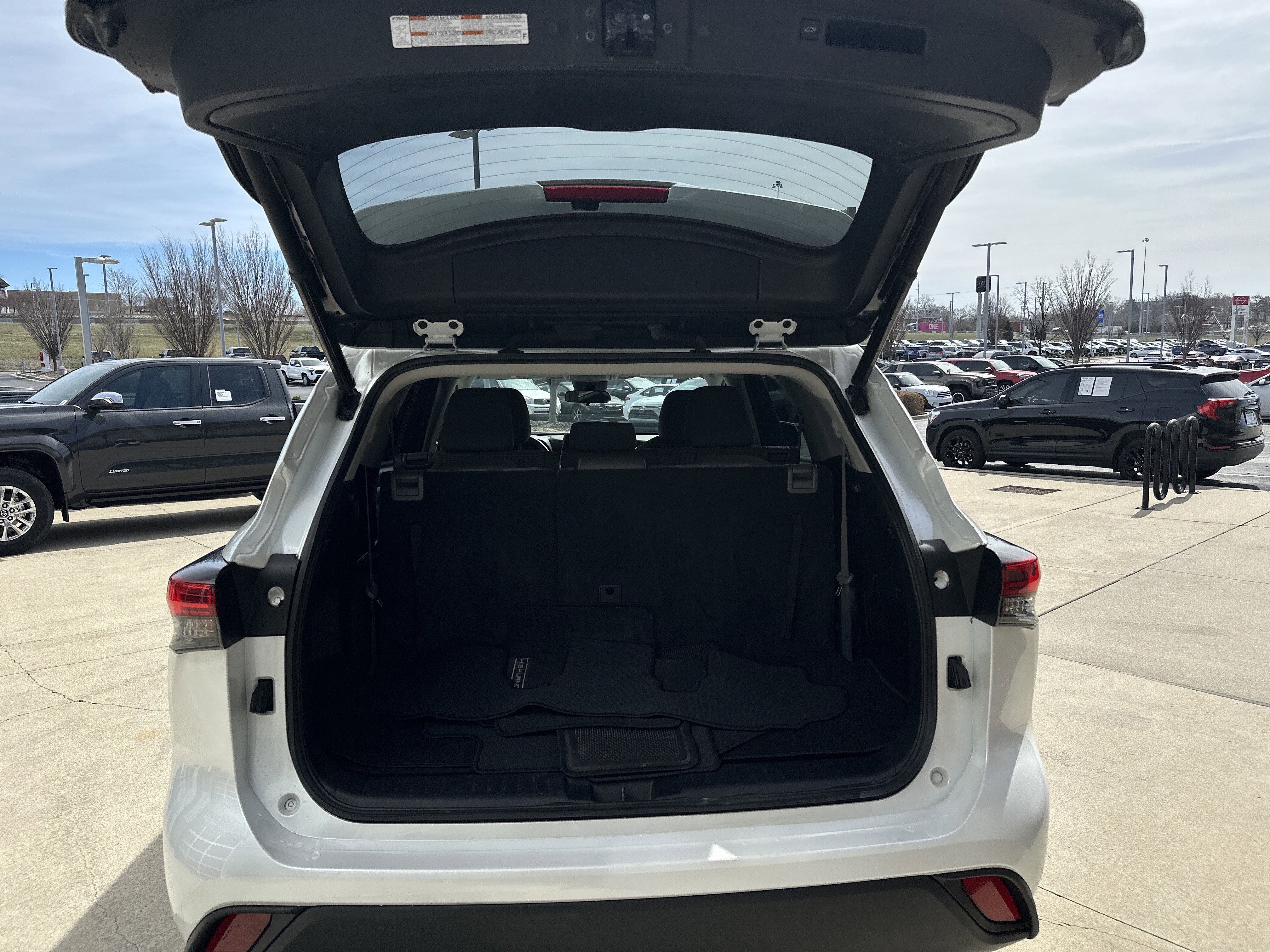 Used 2022 Toyota Highlander LE image 29