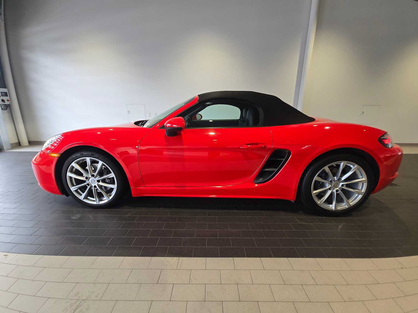 Used 2017 Porsche 718 Boxster RWD image 2