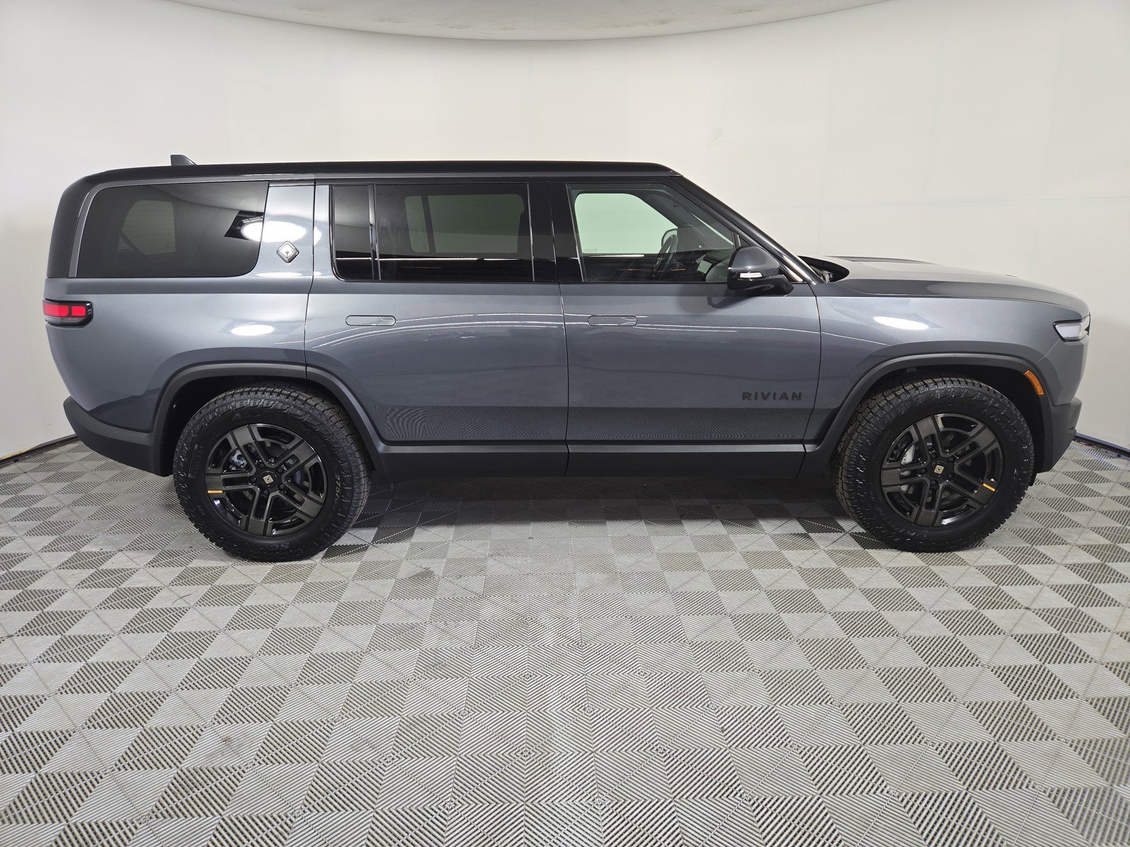Used 2025 Rivian R1S Adventure image 6