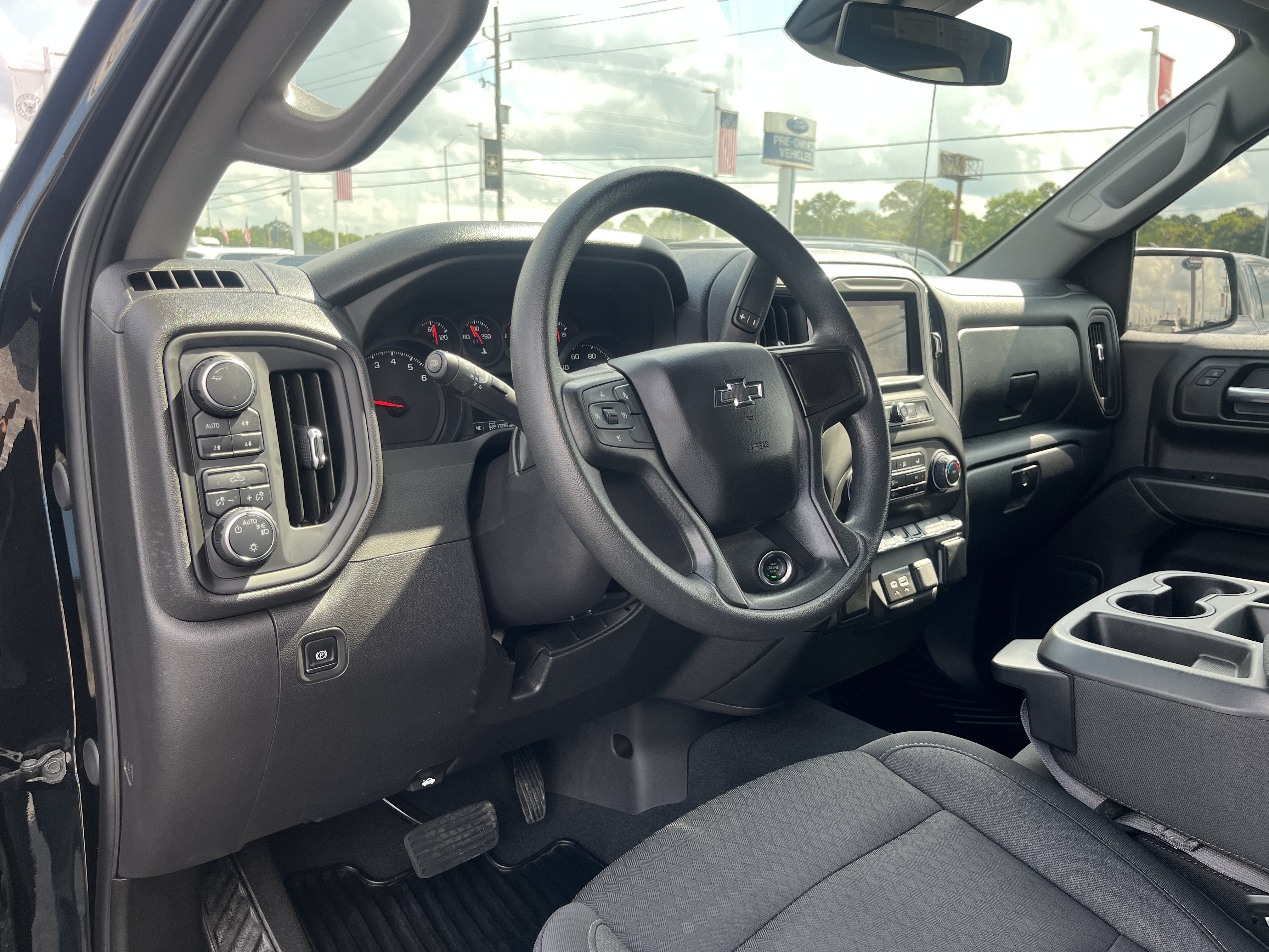 Used 2025 Chevrolet Silverado 1500 Custom Trail Boss w/ LPO, Dark Essentials Package AWD/4WD image 14