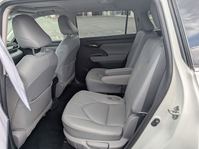 Used 2020 Toyota Highlander XLE AWD/4WD image 31