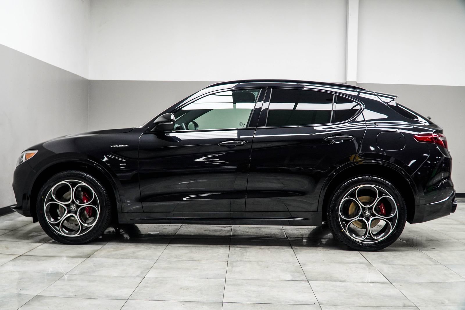 Used 2023 Alfa Romeo Stelvio Veloce AWD/4WD image 10
