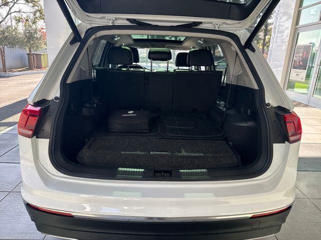 Used 2018 Volkswagen Tiguan SEL AWD/4WD image 23