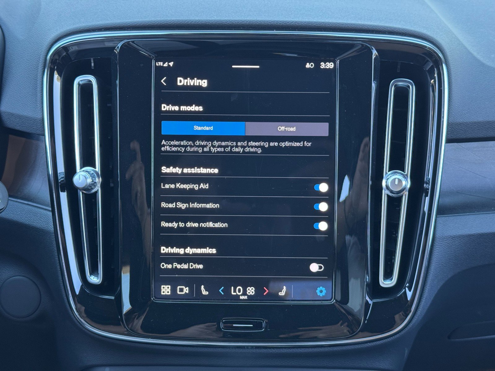 Used 2023 Volvo XC40 Recharge Plus w/ Protection Package Premier image 27