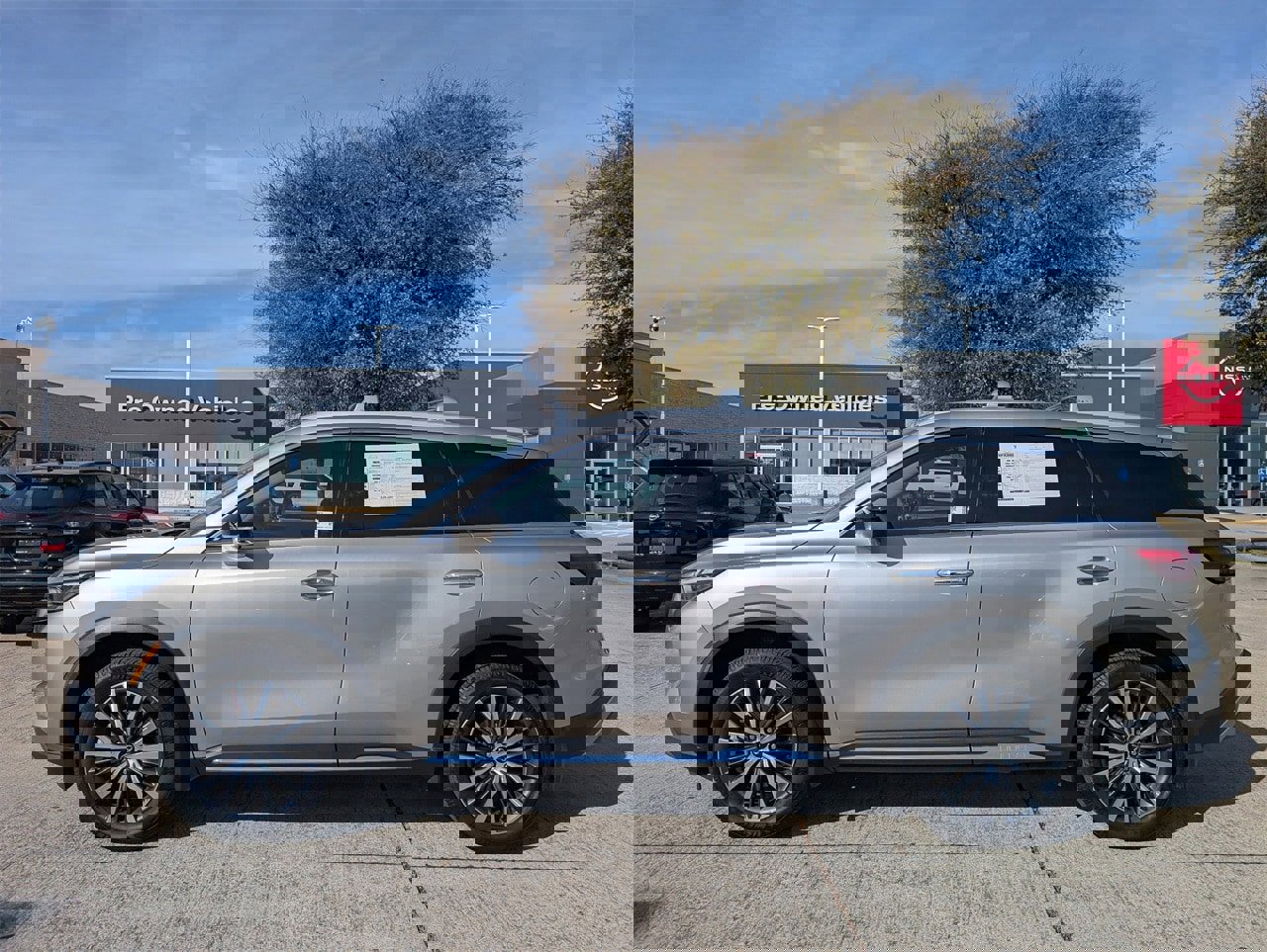 Used 2023 INFINITI QX60 Sensory w/ Cargo Package image 3