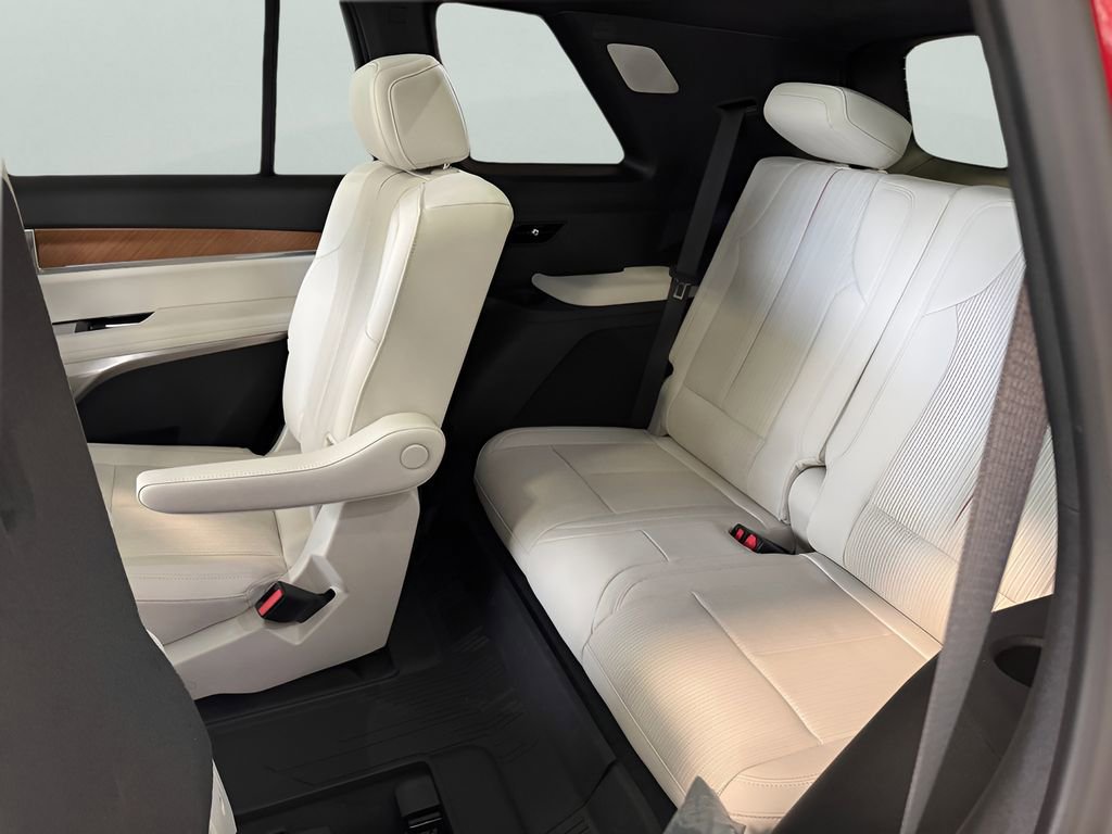 New 2026 Cadillac Vistiq Sport w/ LPO, Floor Liner Package AWD/4WD image 15