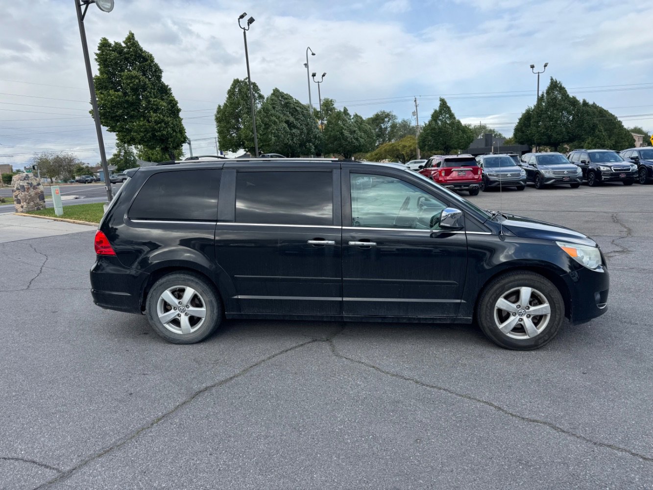 Used 2010 Volkswagen Routan SEL Premium FWD image 6