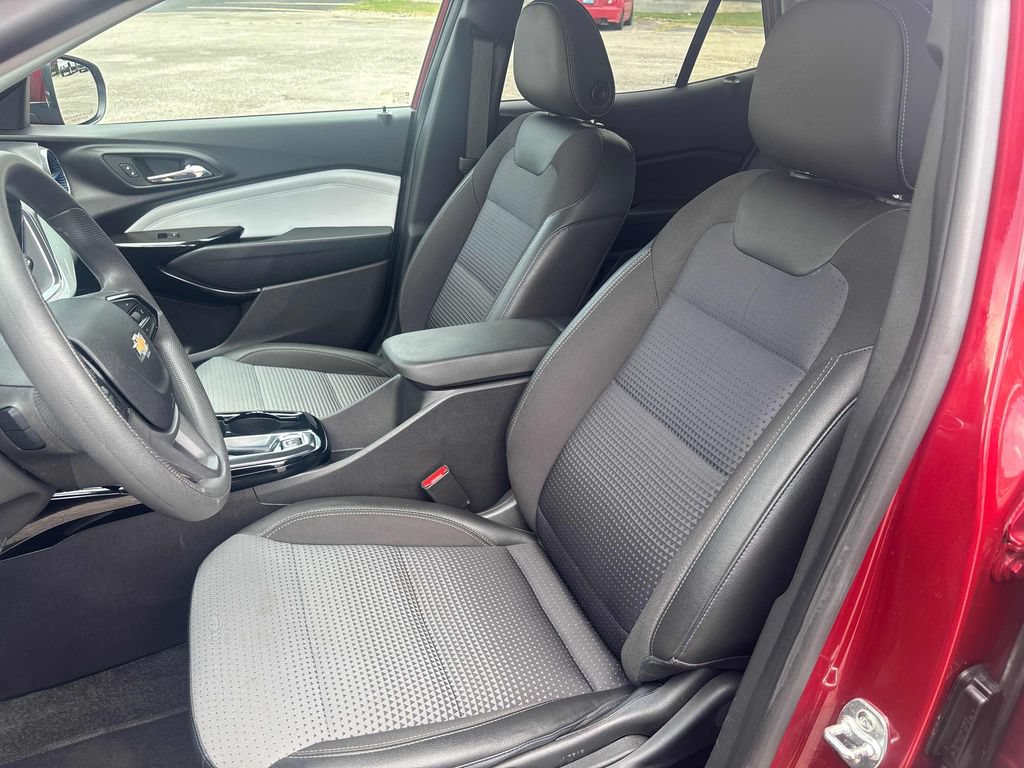 Used 2025 Chevrolet Trax LT FWD image 10