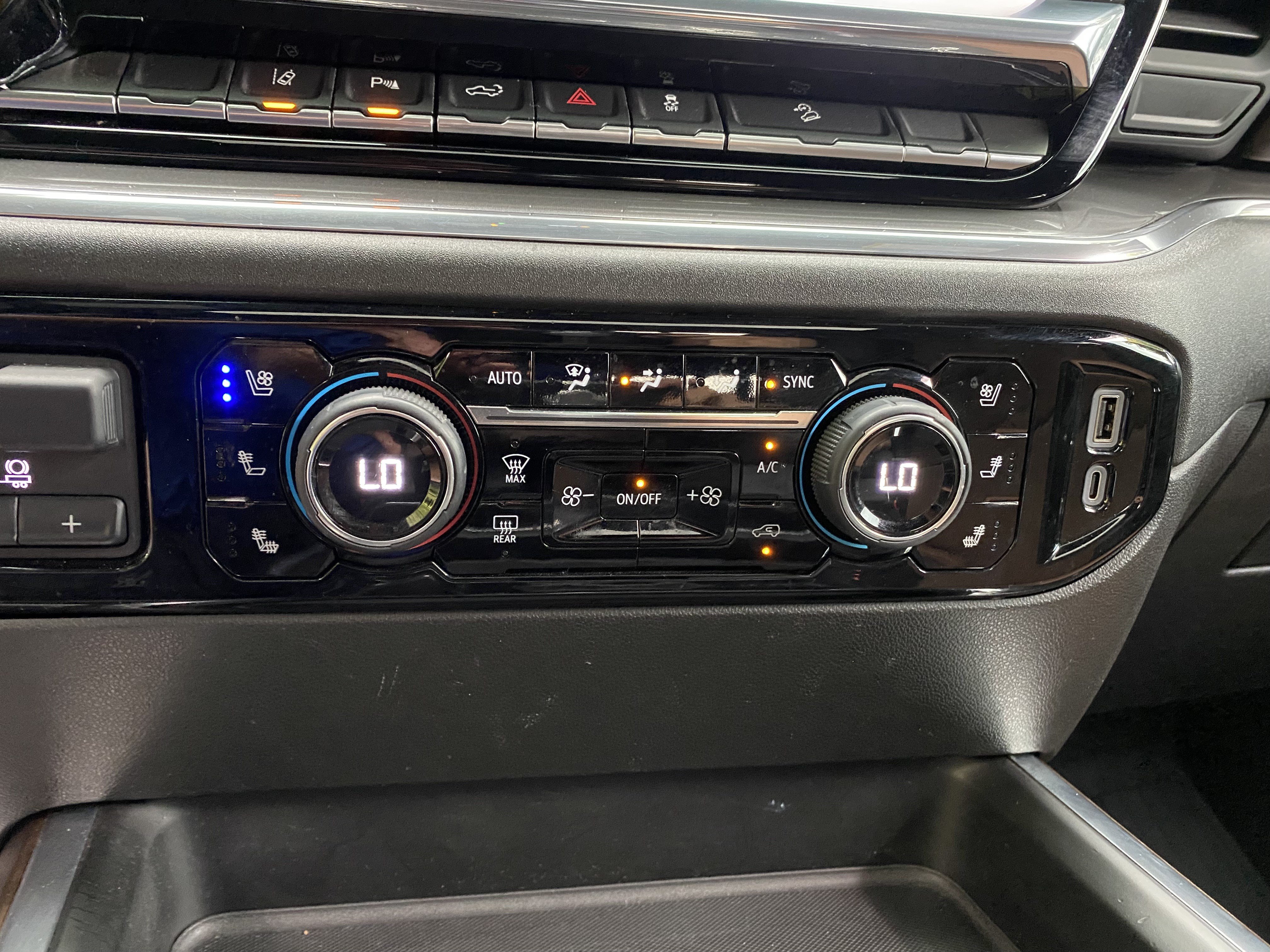 Used 2024 Chevrolet Silverado 2500 High Country w/ High Country Premium Package AWD/4WD image 32