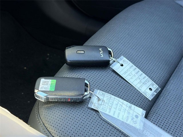 Used 2025 Kia Niro SX image 3