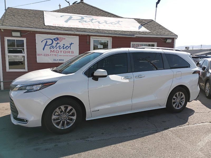 Used 2021 Toyota Sienna XLE image 1