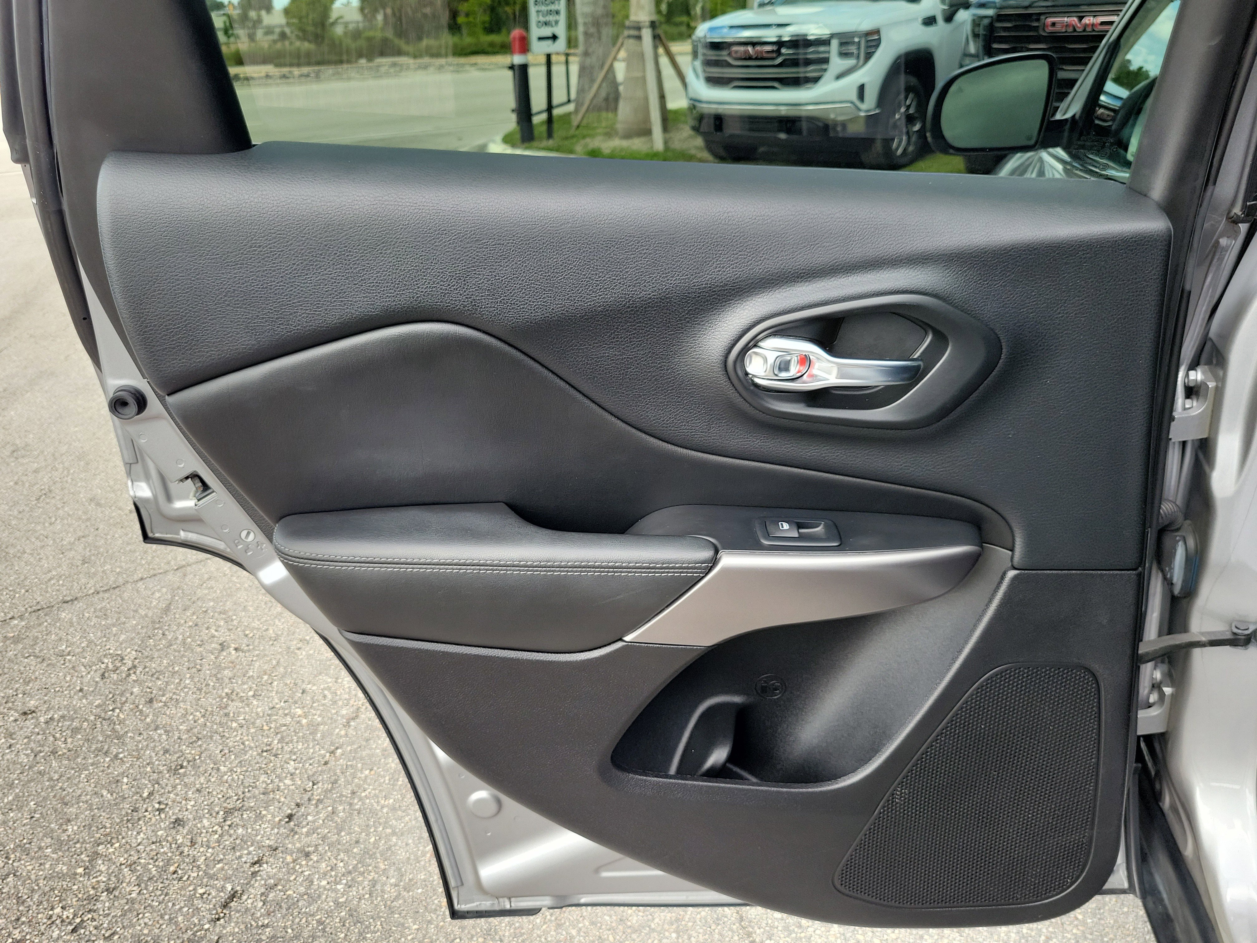 Used 2019 Jeep Cherokee Limited FWD image 26