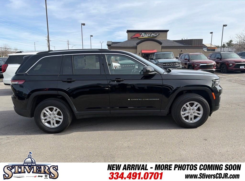 Used 2023 Jeep Grand Cherokee Laredo image 4