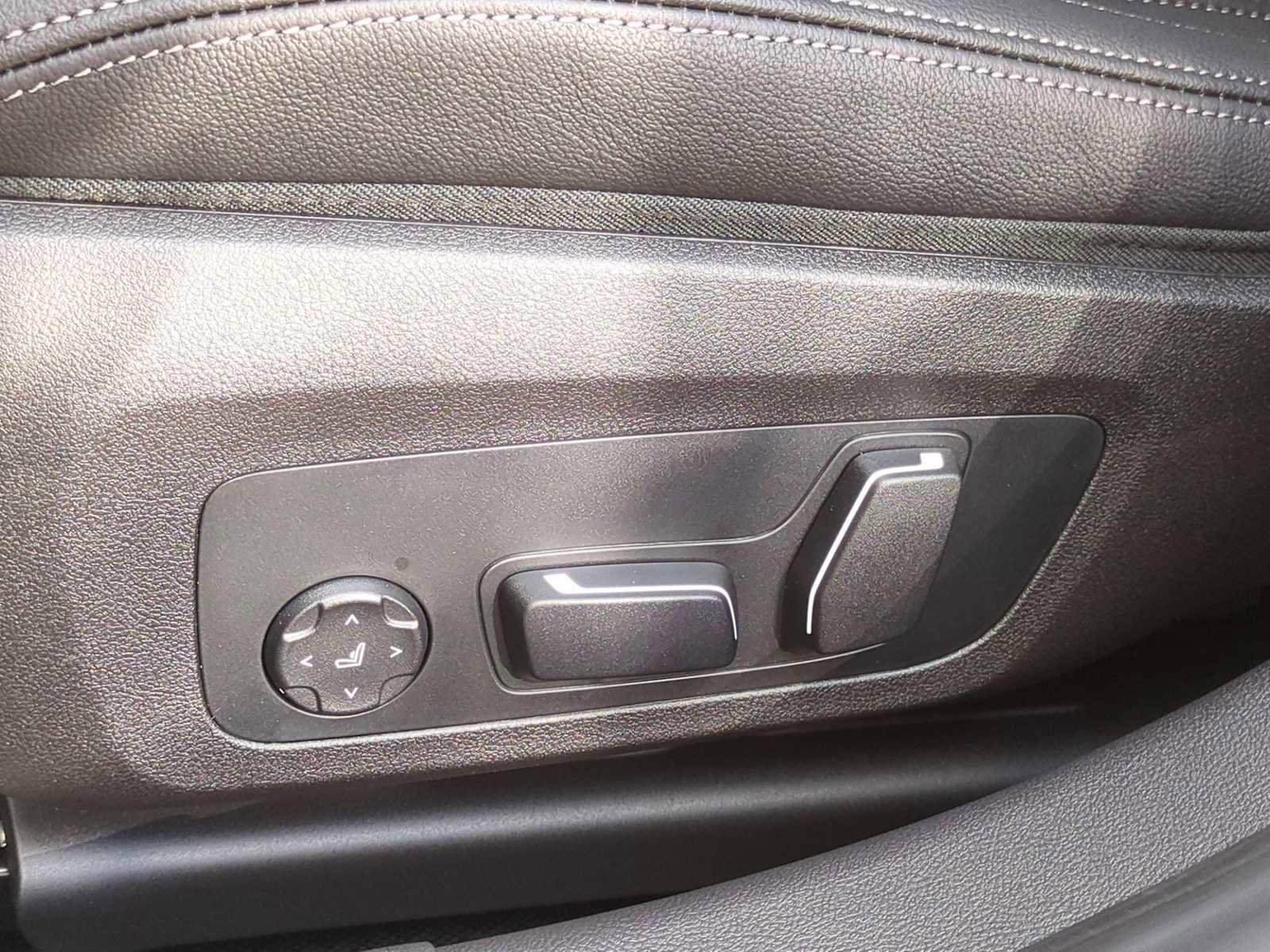 New 2025 BMW 330i xDrive Sedan w/ M Sport Package image 18