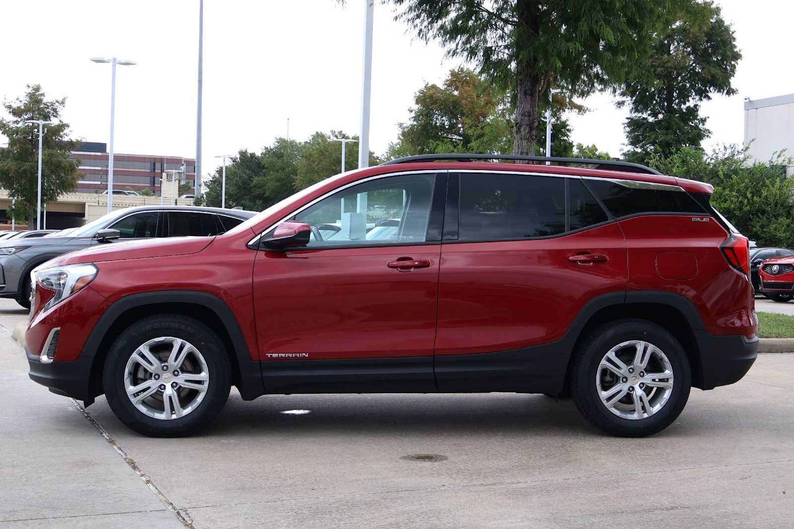 Used 2020 GMC Terrain SLE w/ Driver Convenience Package FWD image 3