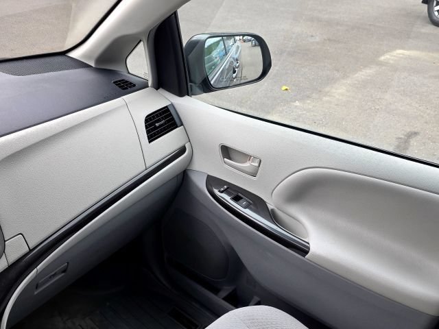 Used 2014 Toyota Sienna LE AWD/4WD image 38