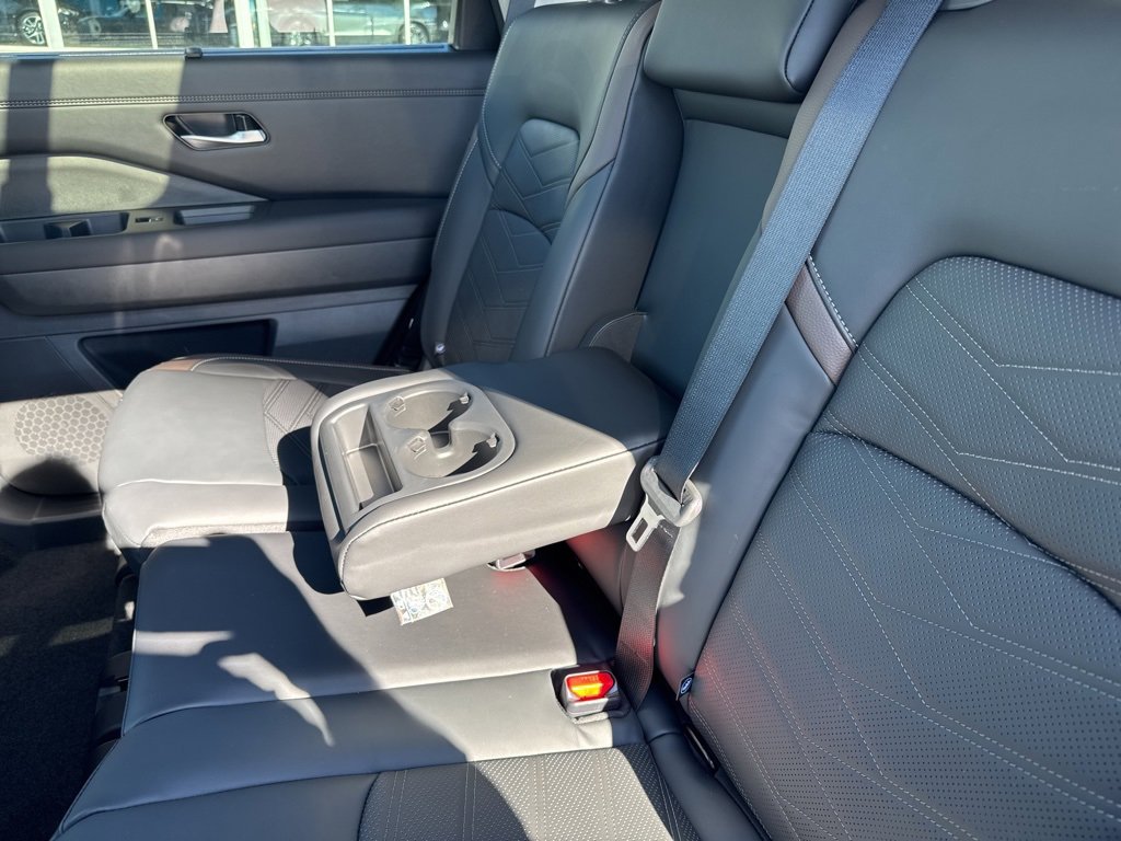 New 2025 Nissan Pathfinder Platinum w/ Black Appearance Package image 13