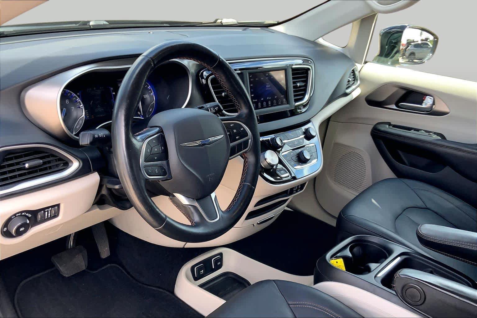 Used 2020 Chrysler Pacifica Touring-L FWD image 17