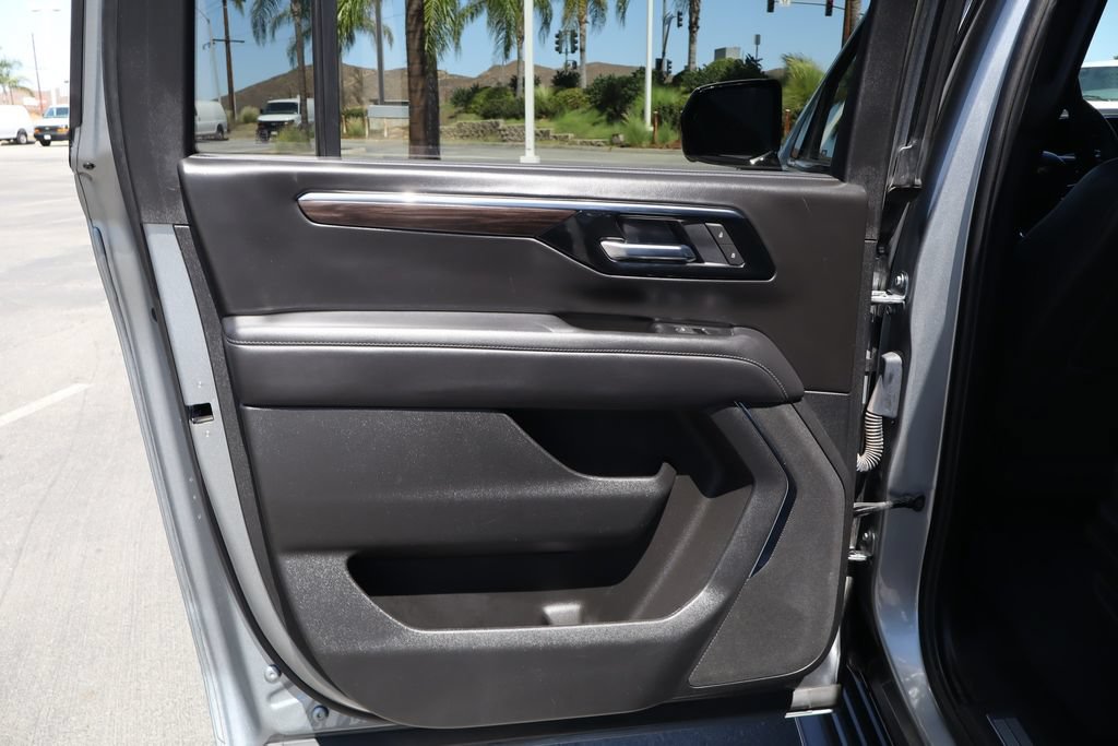Used 2025 Chevrolet Suburban LT AWD/4WD image 32
