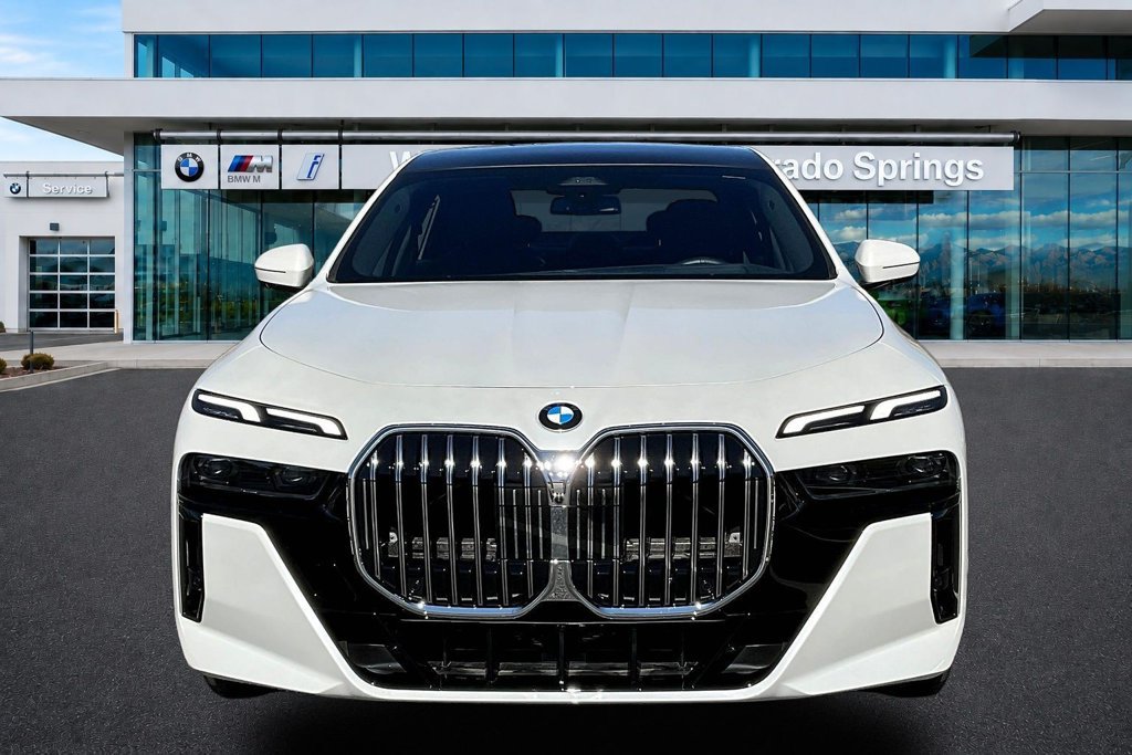 Used 2025 BMW 760i xDrive w/ Premium Package AWD/4WD image 3