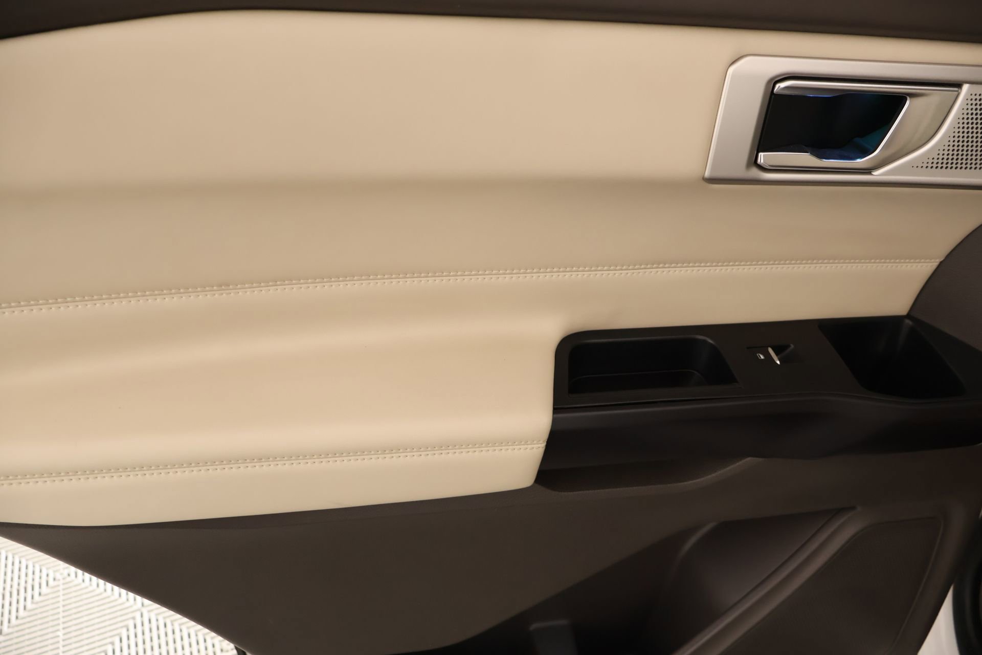 Used 2020 Ford Explorer Platinum w/ Premium Technology Package image 19