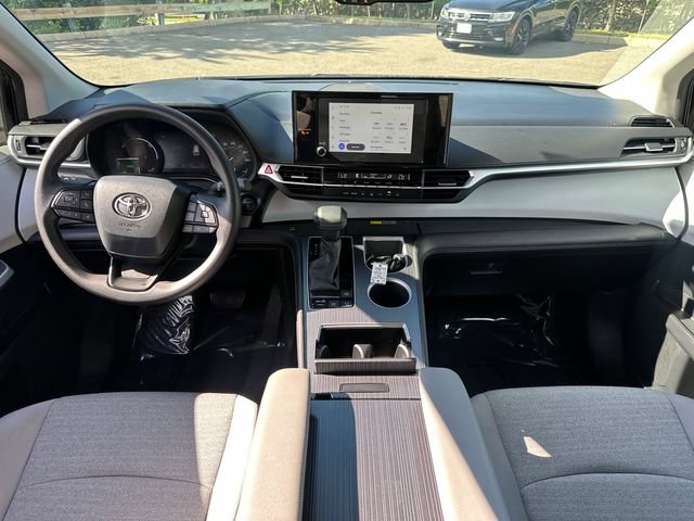 Used 2026 Toyota Sienna LE FWD image 19