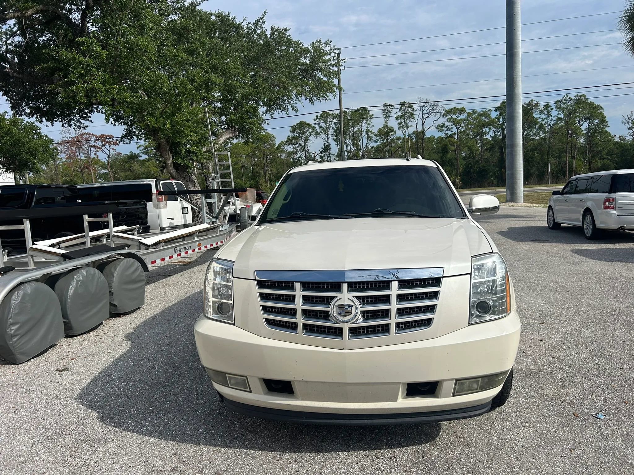 Used 2011 Cadillac Escalade Premium RWD image 3