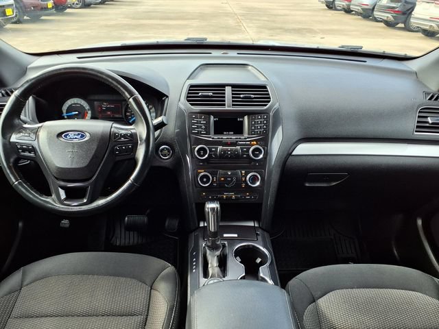 Used 2017 Ford Explorer XLT AWD/4WD image 6