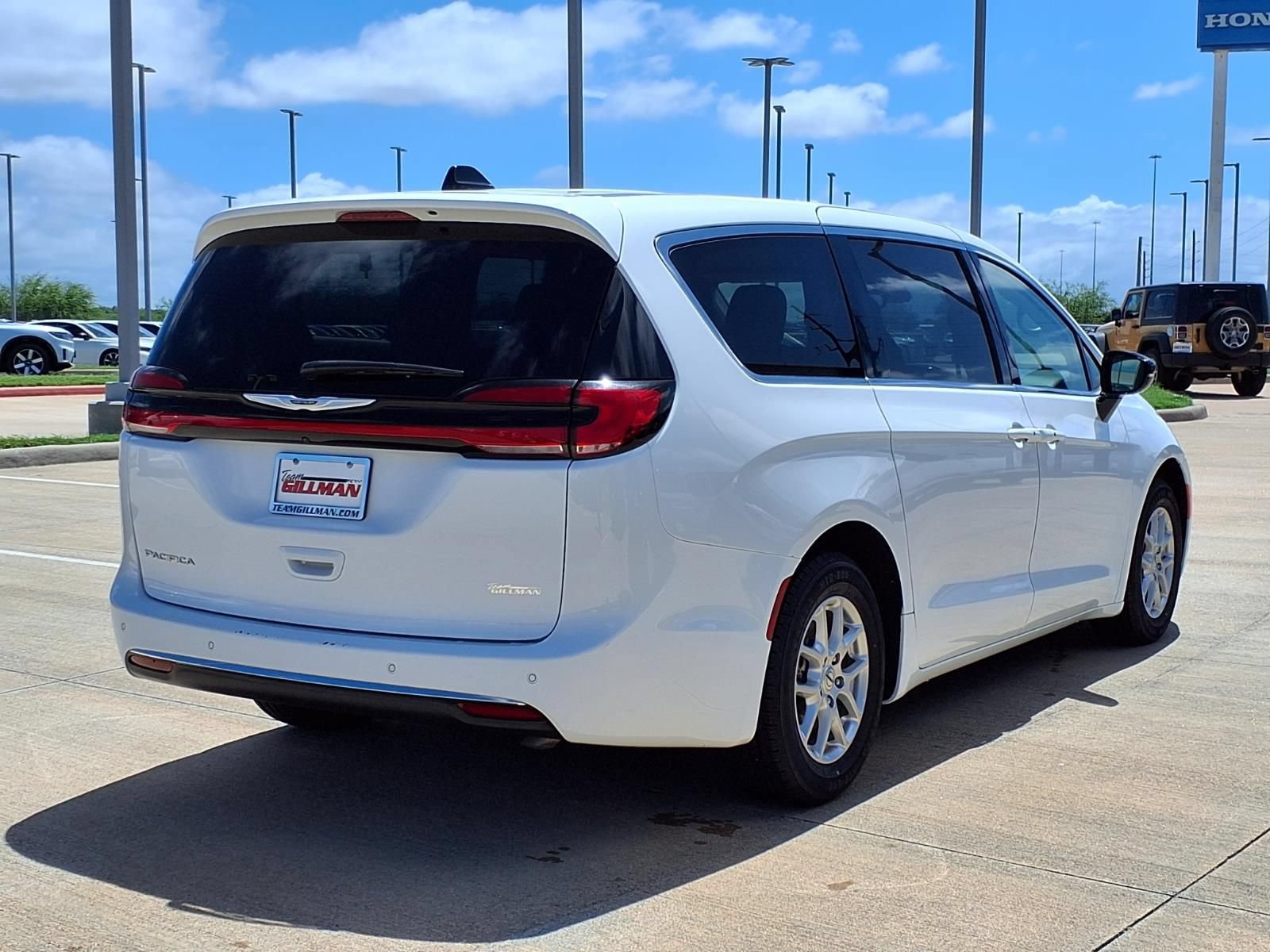 Used 2024 Chrysler Pacifica Touring-L FWD image 7
