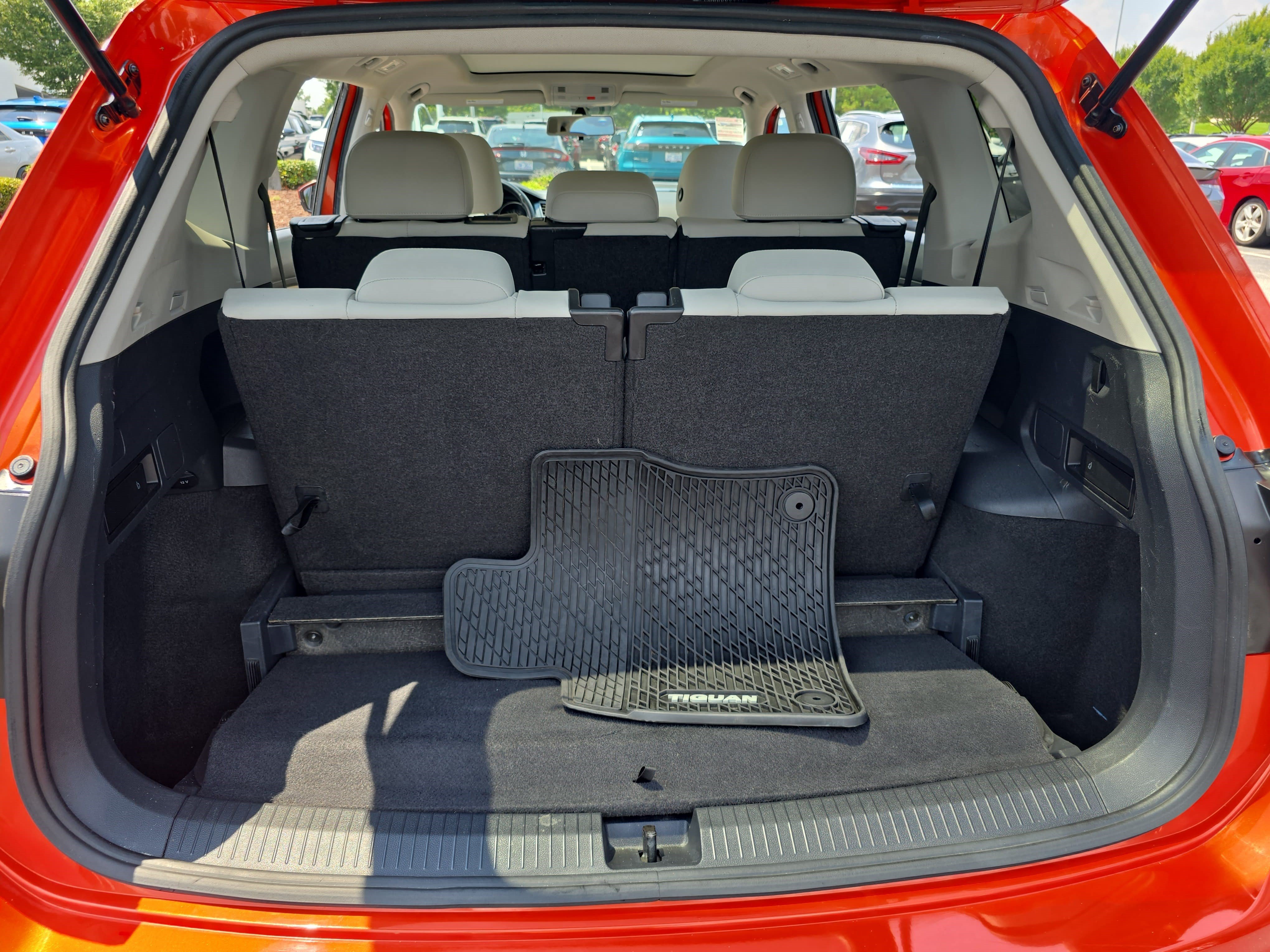 Used 2018 Volkswagen Tiguan SE w/ Panoramic Sunroof Package FWD image 13
