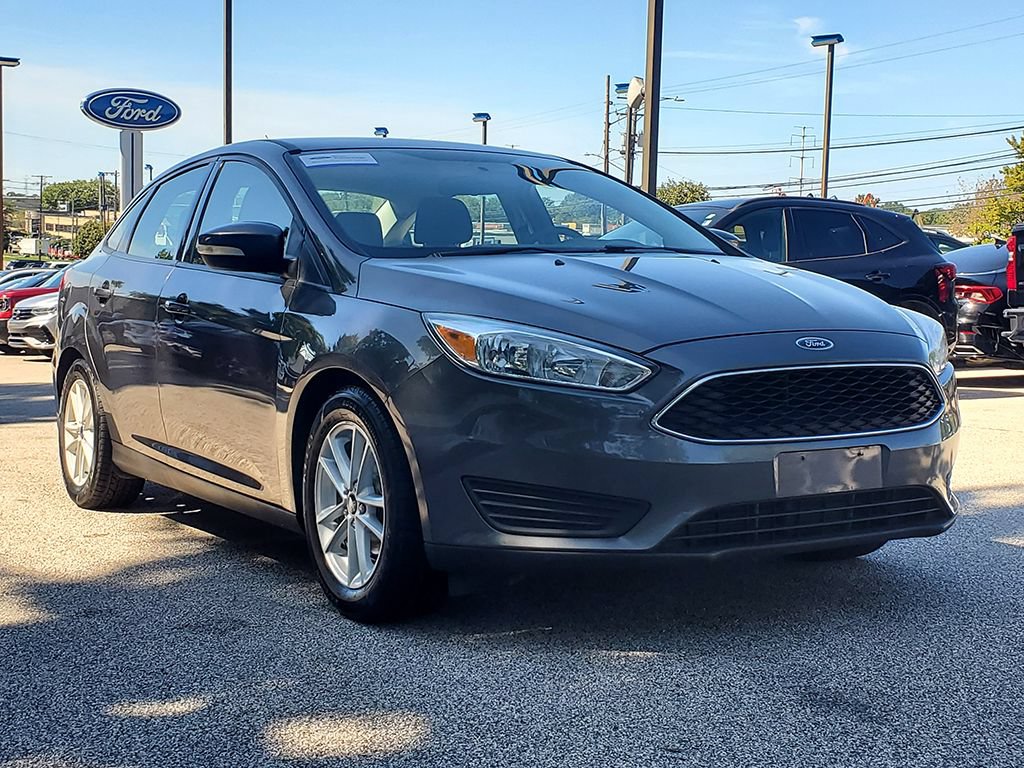 Used 2015 Ford Focus SE w/ SE Cold Weather Package FWD image 3