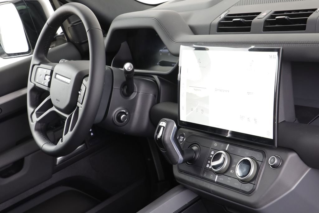 New 2026 Land Rover Defender 130 X-Dynamic SE image 24