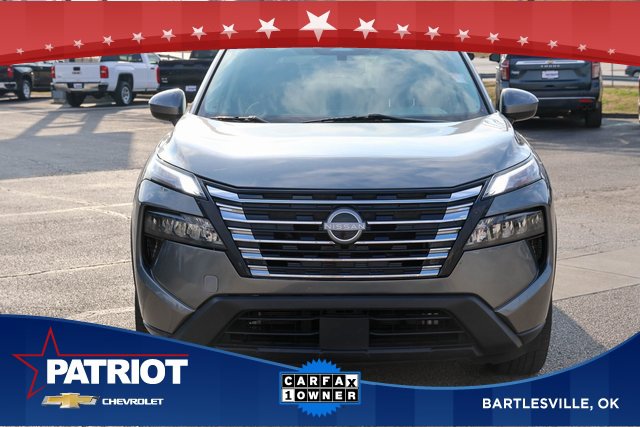 Used 2024 Nissan Rogue SV image 2