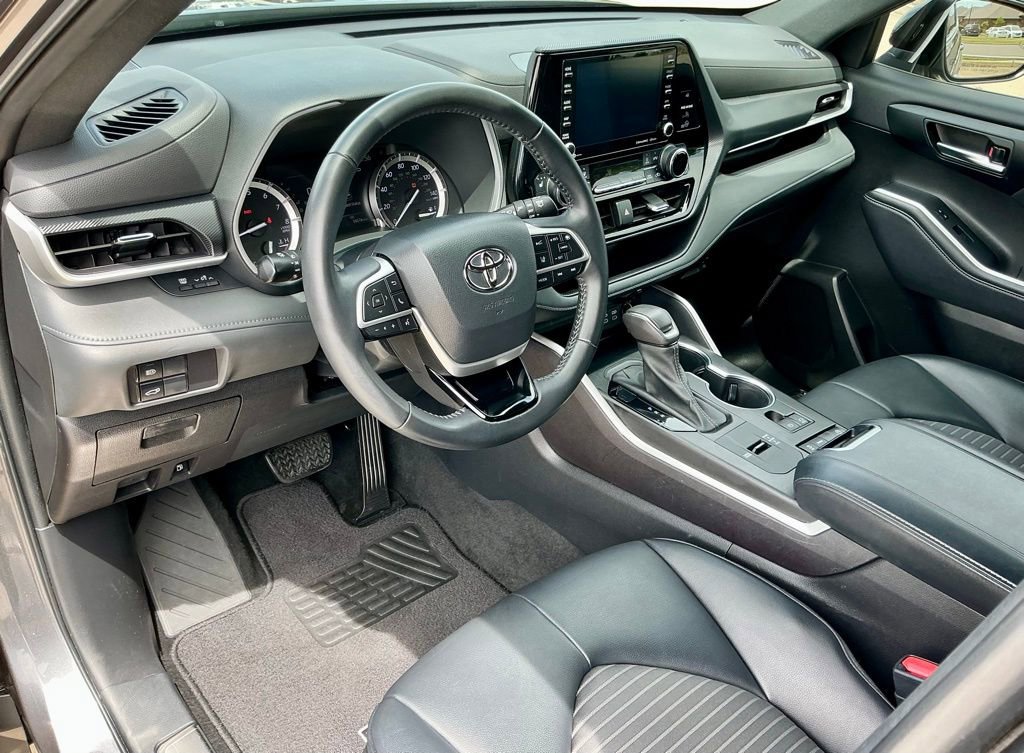 Used 2022 Toyota Highlander XSE FWD image 39