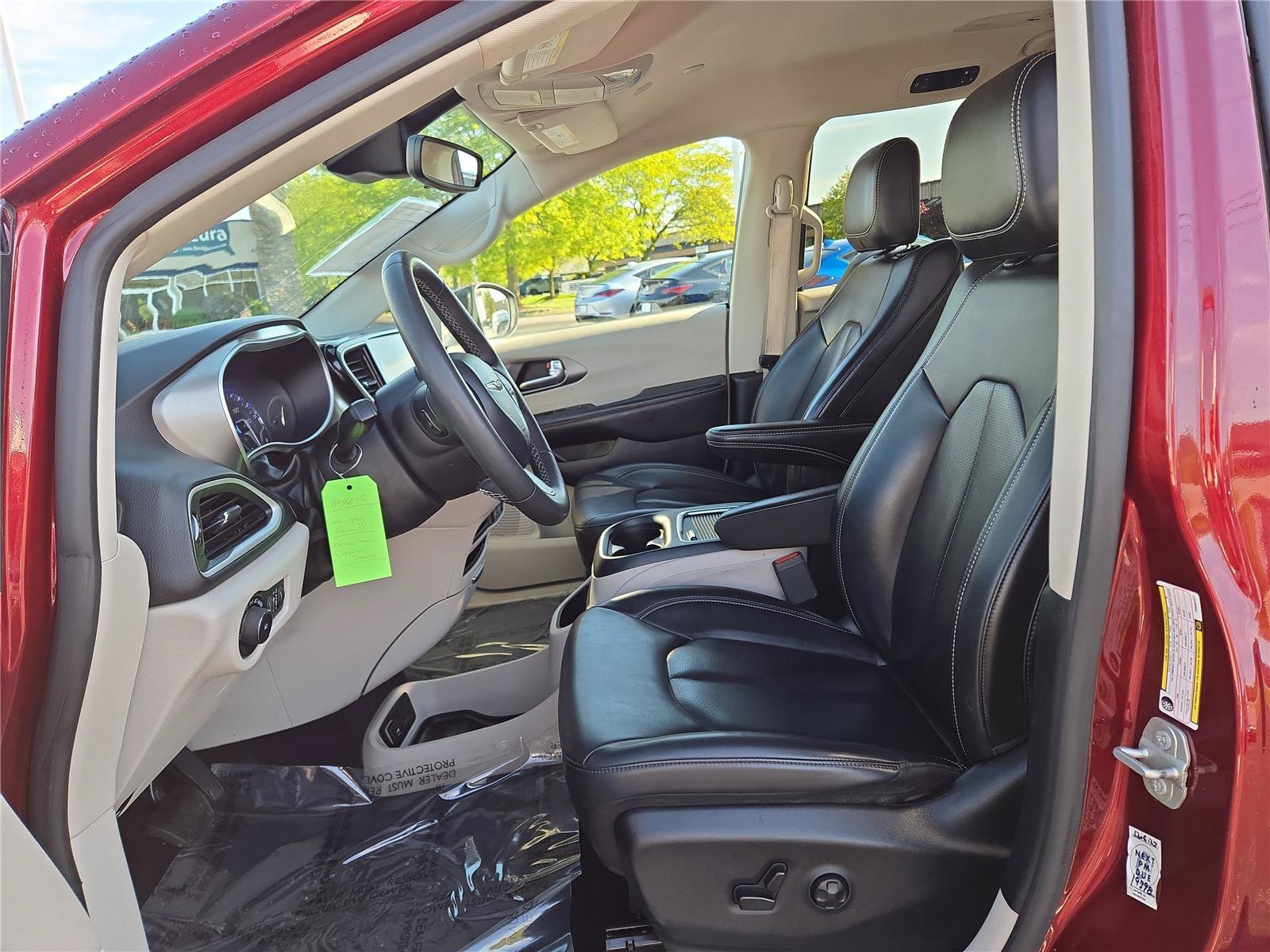 Used 2023 Chrysler Pacifica Touring-L FWD image 17