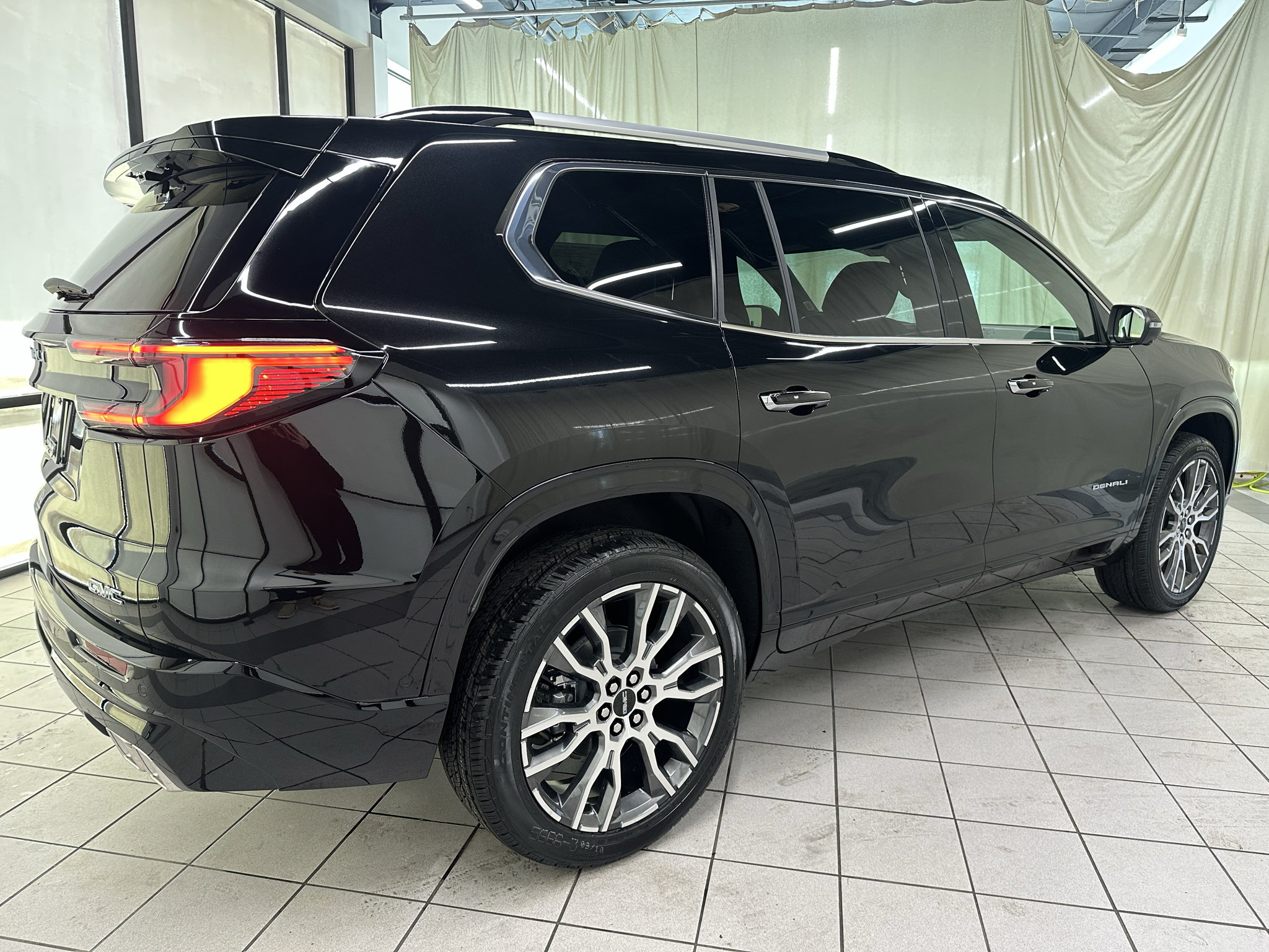 New 2027 GMC Acadia Denali Ultimate w/ LPO, Floor Liner Package AWD/4WD image 3