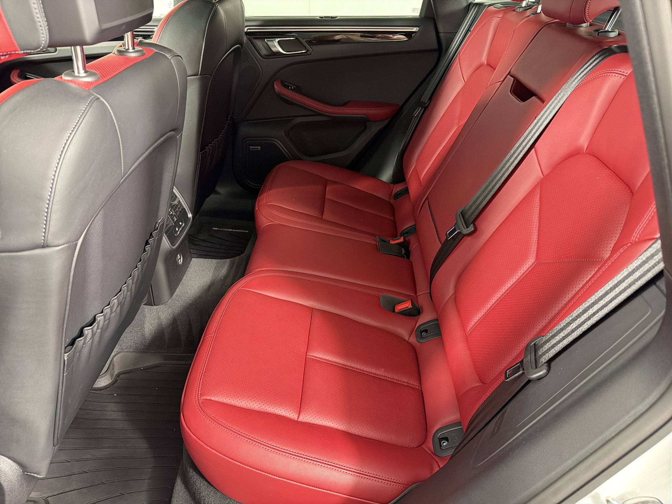 Certified 2025 Porsche Macan image 15