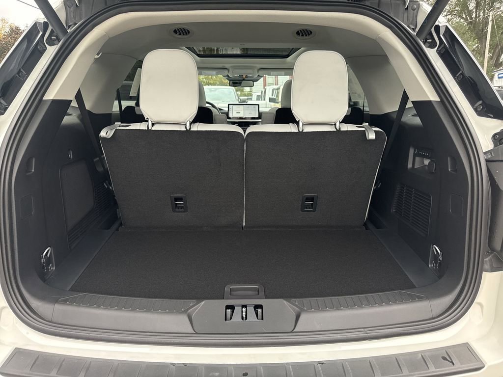 New 2026 Ford Explorer Platinum image 11