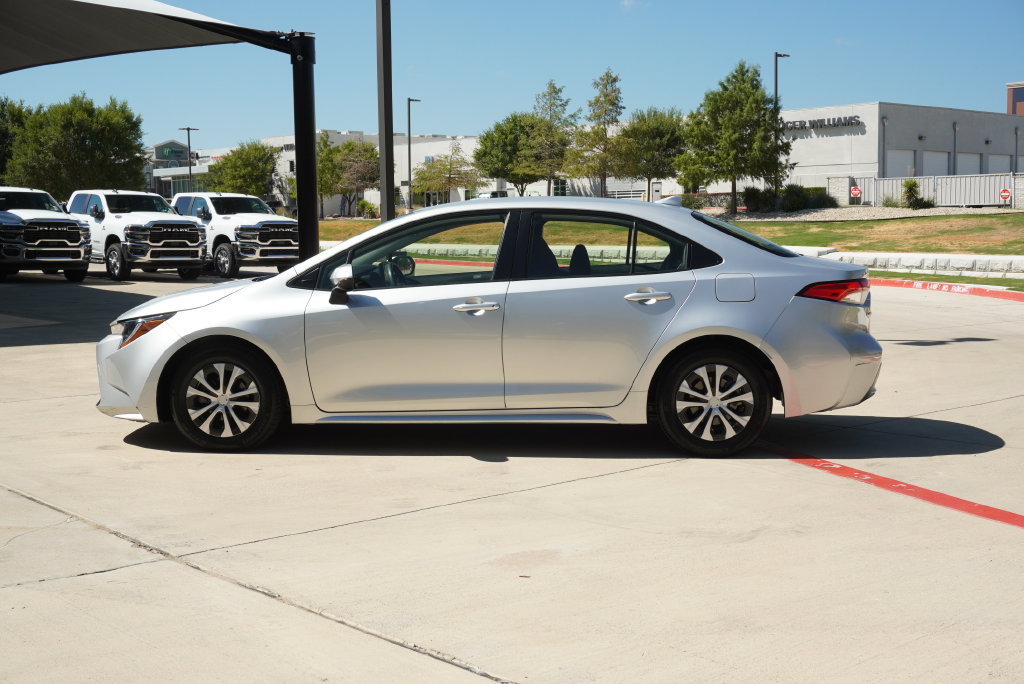 Used 2022 Toyota Corolla LE FWD image 2
