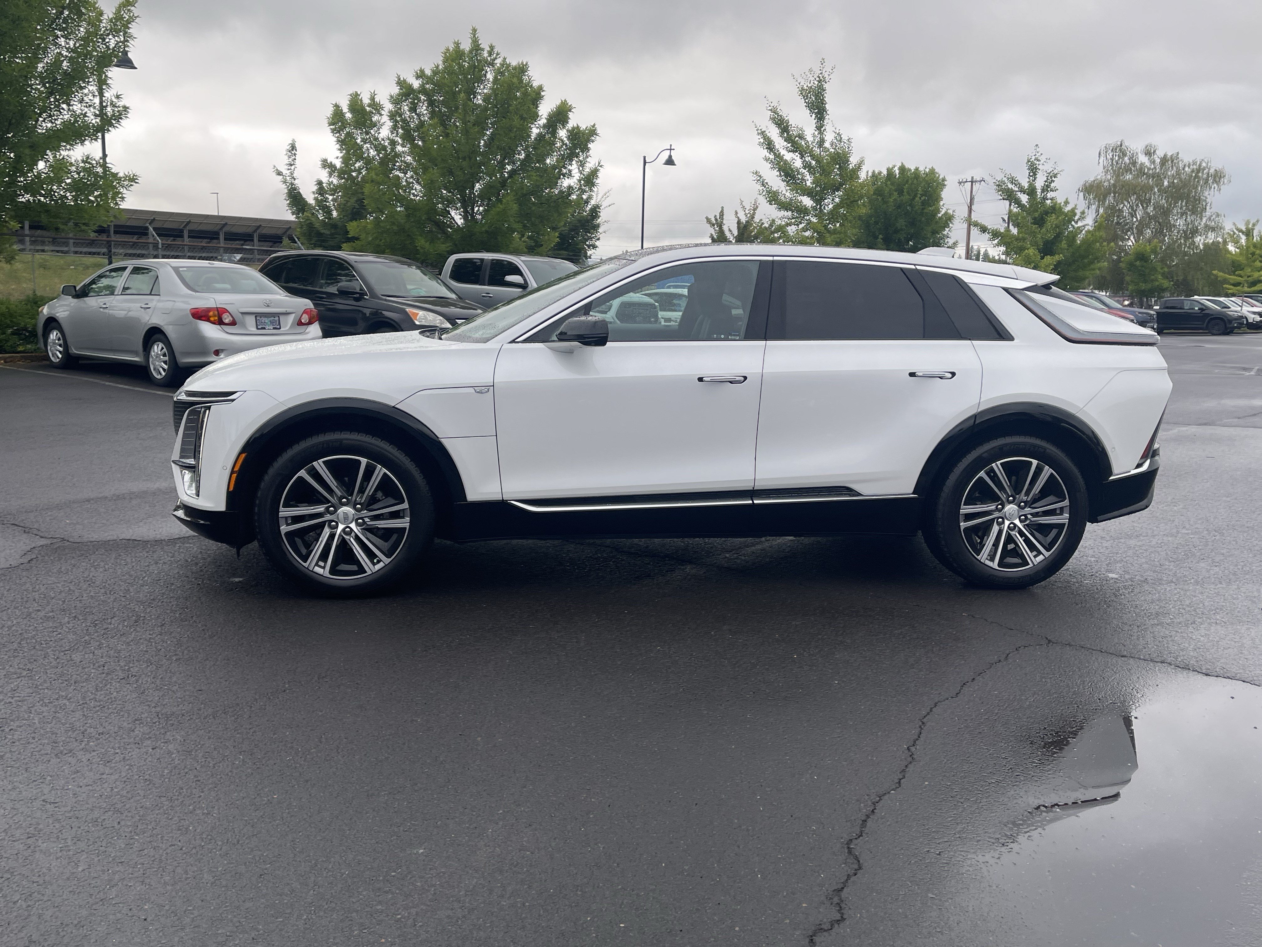 Used 2024 Cadillac Lyriq Luxury AWD/4WD image 2