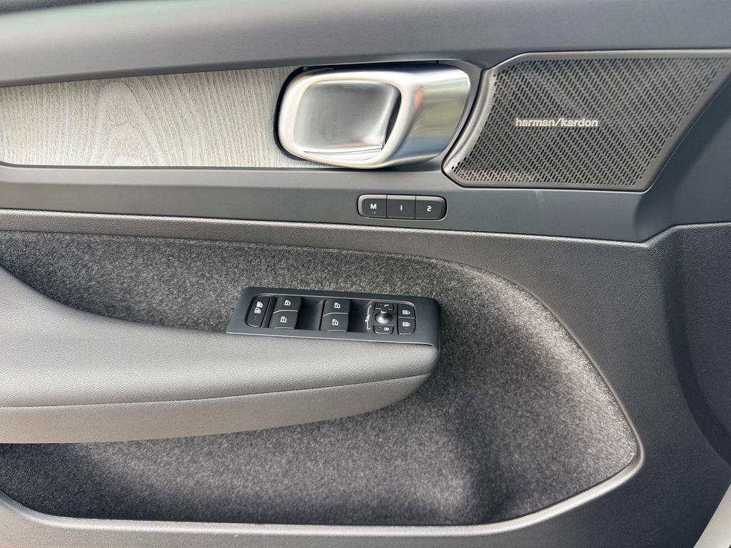 Certified 2025 Volvo XC40 B5 Ultra w/ Climate Package image 16