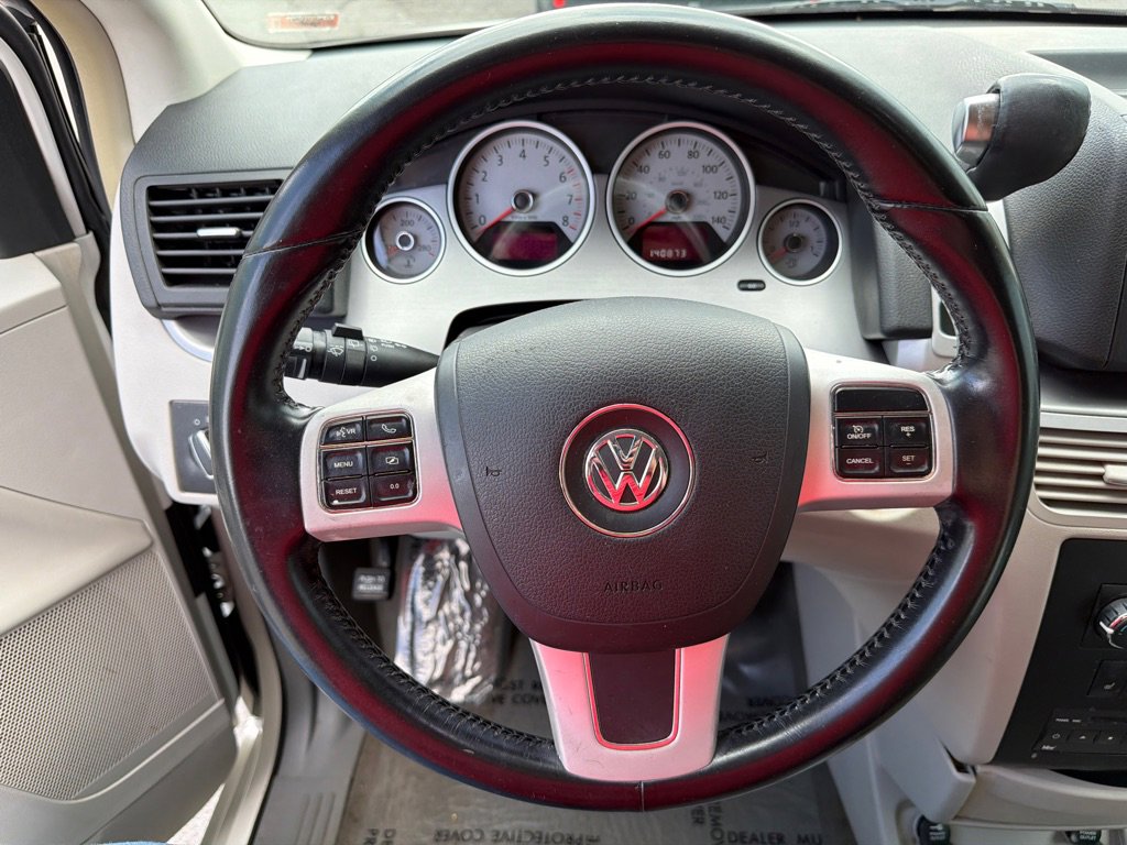 Used 2011 Volkswagen Routan SE image 11